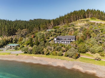 Spectacular Private Waterfront Retreat