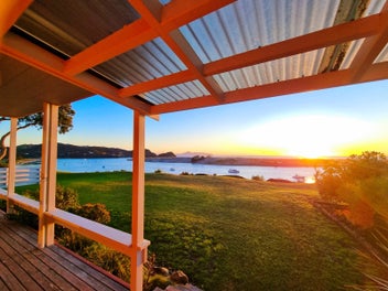 Prime waterfront - spectacular sea views