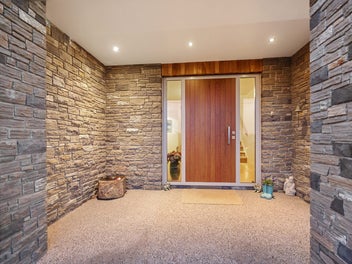 Move Quickly: Twinkling Bay Views!