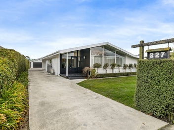 Spacious Family Living in Redwood!