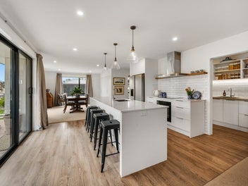 Easy living and the Owners are motivated to move.