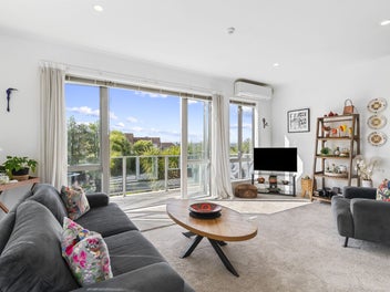 A Rare Sanctuary of Space, Sun & Garden Views