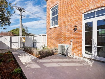 Elegant Two-Bed Townhouse with Carpark