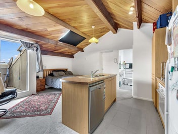 City Apartment with a carpark!