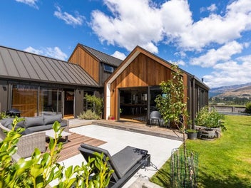 Stunning Home with Breathtaking Views in Shotover!