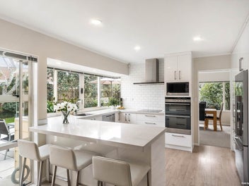 IMPECCABLE, RENOVATED POINT VIEW SCHOOL ZONE OASIS