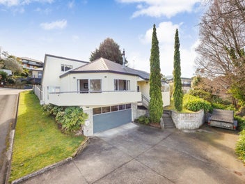 LARGE ELEVATED FAMILY HOME WITH VIEWS