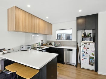 Parkside Townhouse with carpark