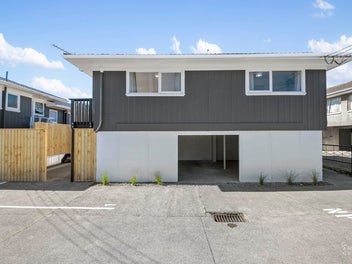 Renovated 2-Bed with Secure Garage