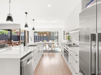 CONTEMPORARY FAMILY LIVING BY THE SEA