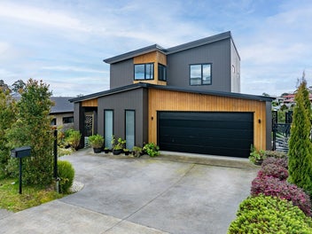 Modern 4-Bedroom Freehold Home with Views