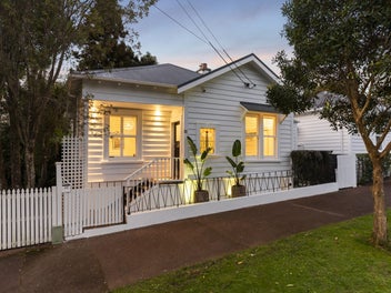 Ponsonby Charm, Editorial Edge