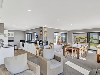 Spacious family living in Peninsula Bay