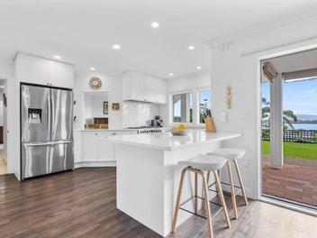 Renovated Home - Incredible Views!!