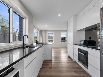 Luxury Living In Glenholme!