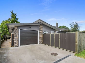 Luxury Living In Glenholme!