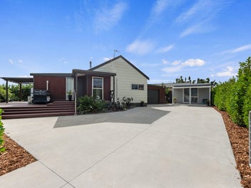 Versatile Family Living with Income Potential!