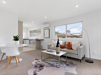REFRESHED END-UNIT: WALK TO CORNWALL PARK!