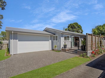 Classic Kiwi Bach + Upgrades. 650m to the beach.
