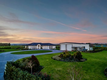 CONTEMPORARY COMFORT WITH STUNNING VIEWS