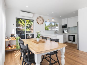 BAYVIEW BRILLIANCE. STYLISH - RENOVATED - RELAXED