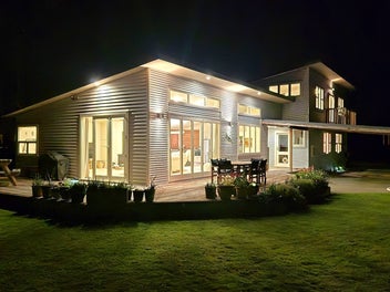 Sunny & Spacious in Prime Location