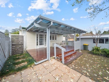 Convenient Lifestyle – New Lynn, 3 Bedrooms & Deck