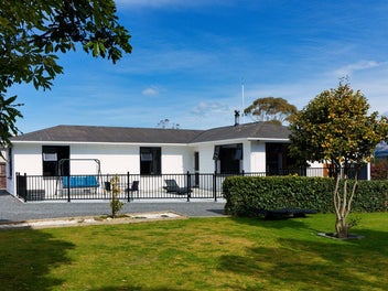 Family Home on Large 1,816sq Section!