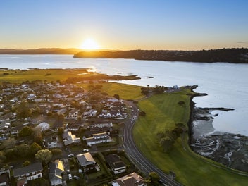 Waterfront Luxury on Kiwi Esplanade