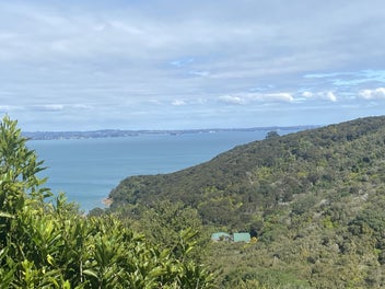 WAIHEKE ISLAND BACH WITH STUNNING SEA VIEWS