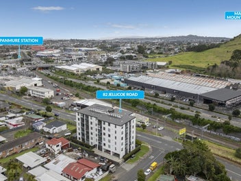 SHARP PRICE! 2 BEDROOM 2 BATHROOM SECURE APARTMENT
