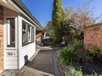 Two-bedroom townhouse, steps from the city