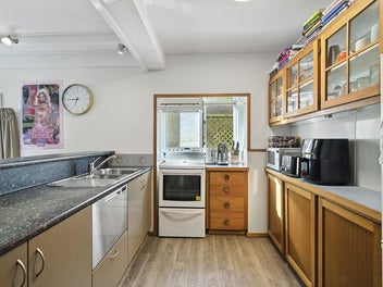 Two-bedroom townhouse, steps from the city