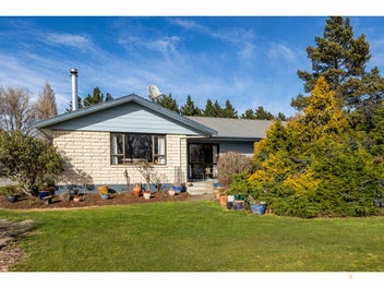 Your lifestyle dream awaits - minutes from town!