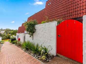 Do-Up Gem in Sought-After Birkenhead Point!