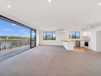Modern home, Elevated Views, Near The Beach!