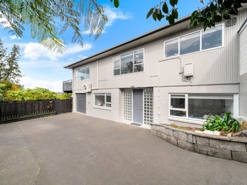 Walk to Rangi; Sea View Living