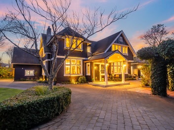 Luxury, Golf & Schooling - All in One Address