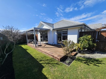 STYLISH, SUNNY HOME IN PRIME LOCATION