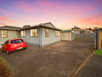 FREEHOLD 1177m2 + URGENT SALE+3 bedroom +Sleepout!