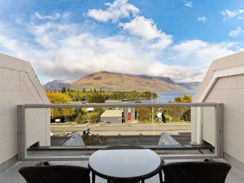 Rare Copthorne Studio - Lake Views