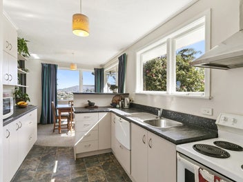 SUNNY SANCTUARY WITH VIEWS, PRIVACY &...