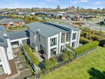 Spacious Townhouse with Stunning Lake Views