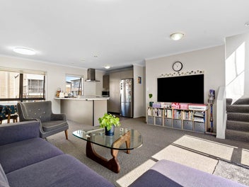 Cozy home with double garages in St Clair Park!