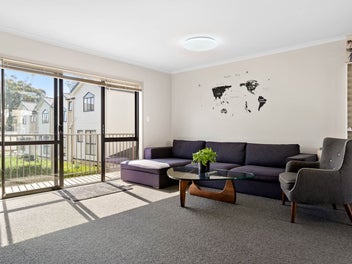 Cozy home with double garages in St Clair Park!