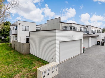 Addison Corner Gem- 4 bedrooms with Double Garage