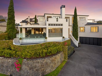 Superbly Renovated 438sqm Beachside Masonry Home