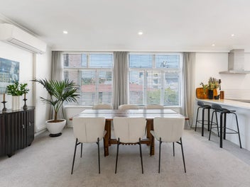 Drenched in Sunlight - Classic Apartment