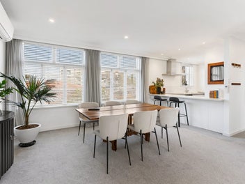 Drenched in Sunlight - Classic Apartment