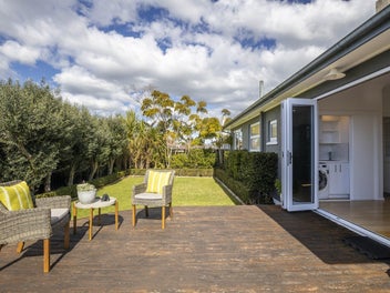 SUN-DRENCHED & SUPER TIDY